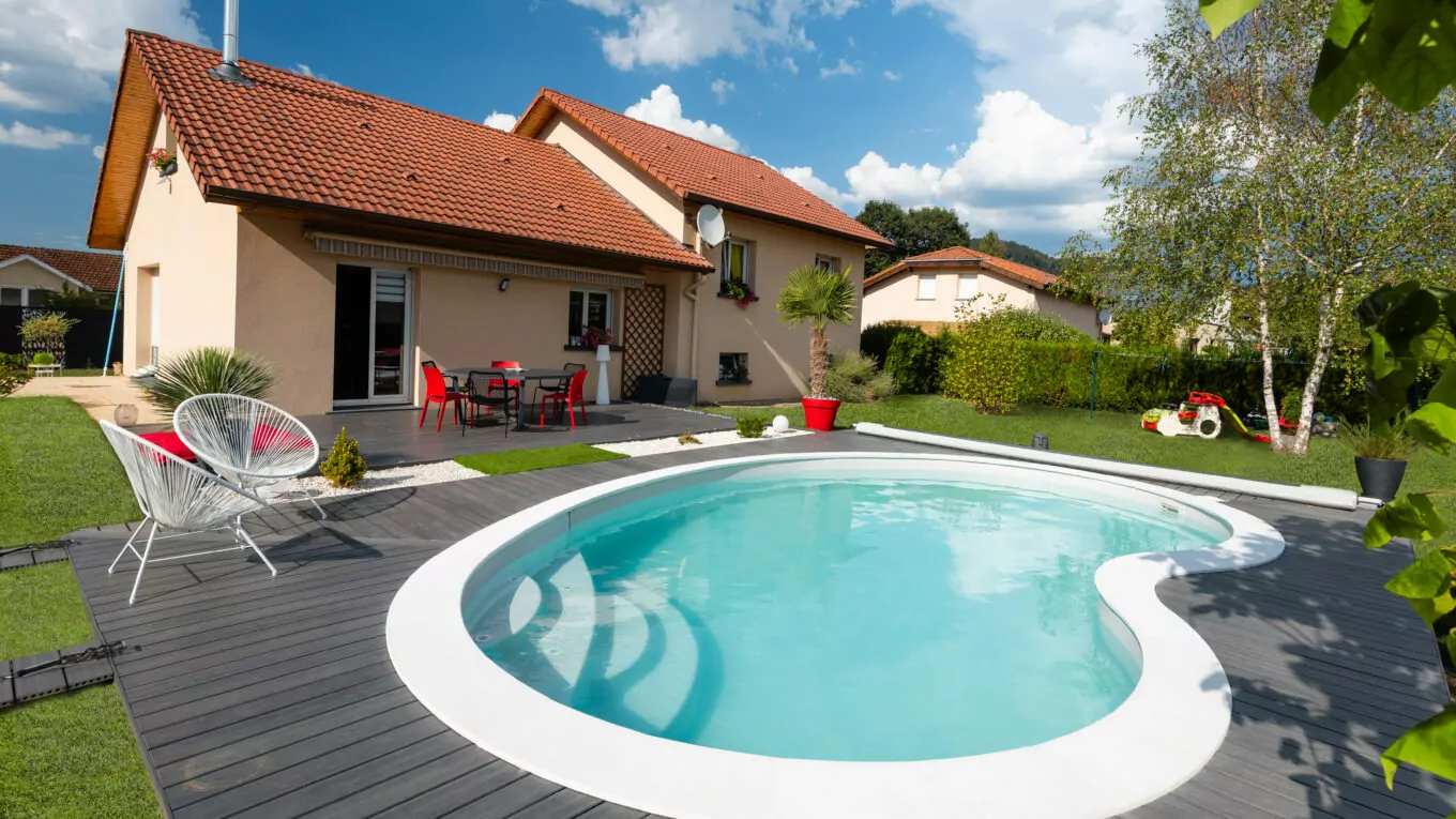 Piscine haricot Sofia avec escalier Enjoy et liner gris