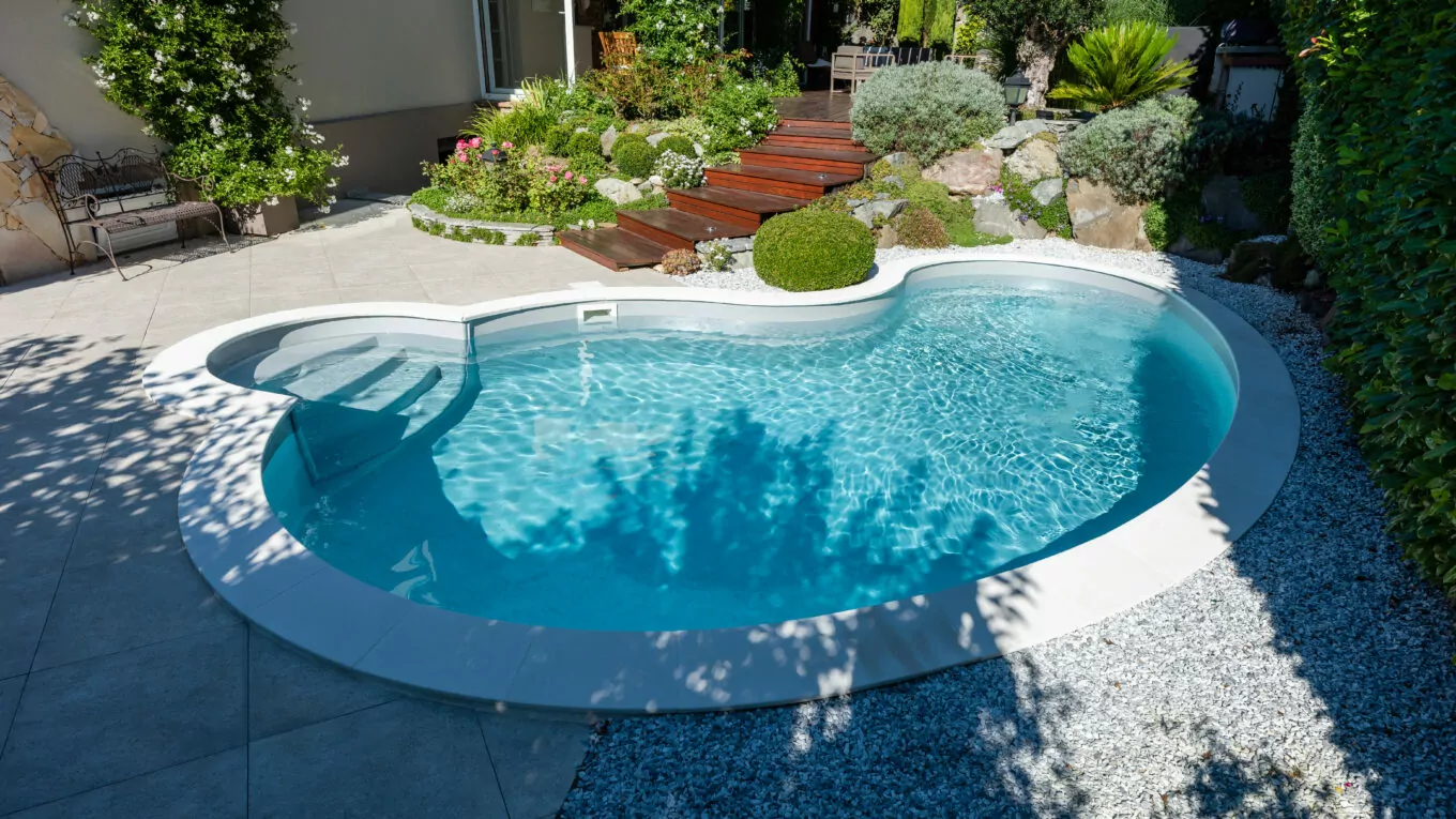 Piscine haricot Céline avec escalier