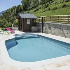 Aufstellung des Swimmingpools in Hanglage auf einer erhöhten Terrasse