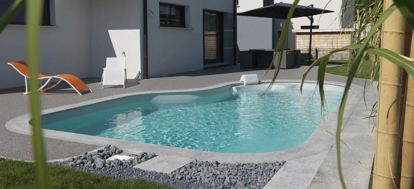 Bau eines Waterair-Stahlpools in freier Form