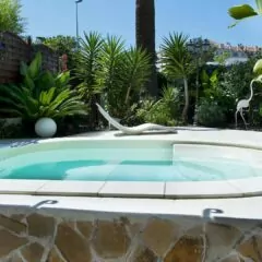 Mini-Pool Lola auf einer erhöhten Terrasse
