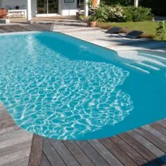 Rechteckiger Swimmingpool mit Treppe und Strand aus Holz