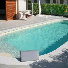 Rechteckiget Pool 7 x 3 m mit Whirlpooltreppe