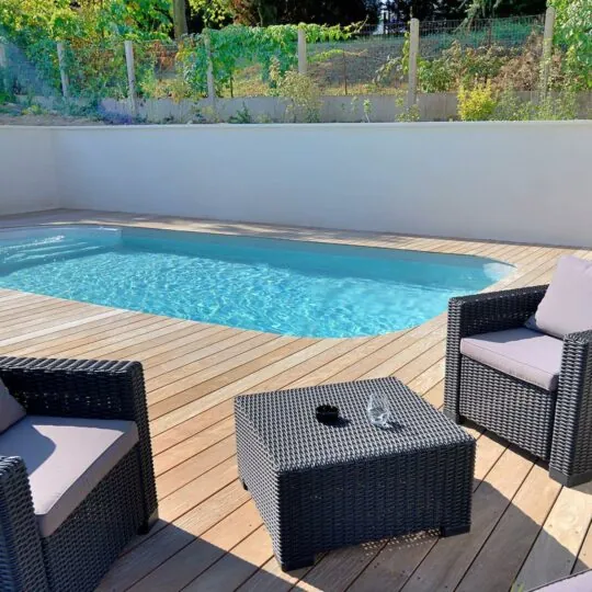 piscine enterrée bords arrondis terrasse bois