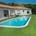 como instalar una piscina en un terreno inclinado