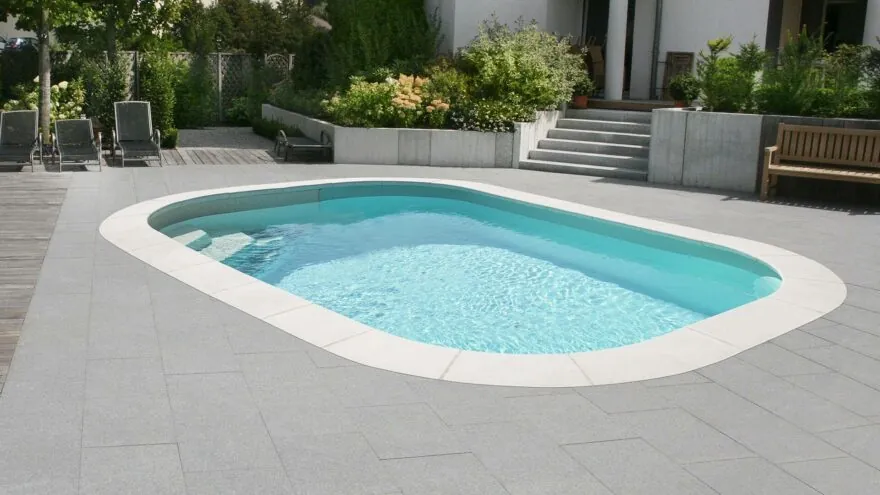 construir una piscina mini en un jardín estrecho