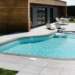 gegrabener Pool in freier Form