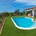 idea de decoración de piscina con césped artifical