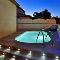instalar una piscina pequeña con iluminación led