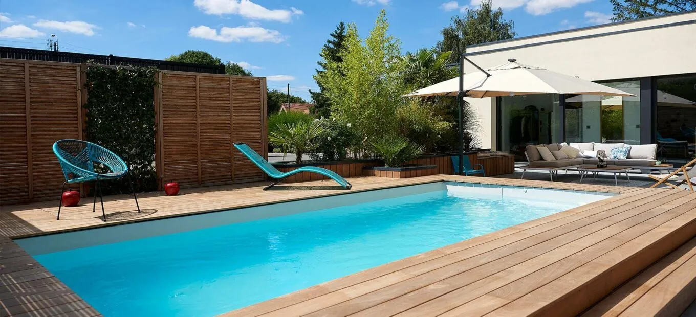 instalar una piscina rectangular con tarimas de madera