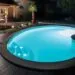 nierenförmiger Pool bei Nacht