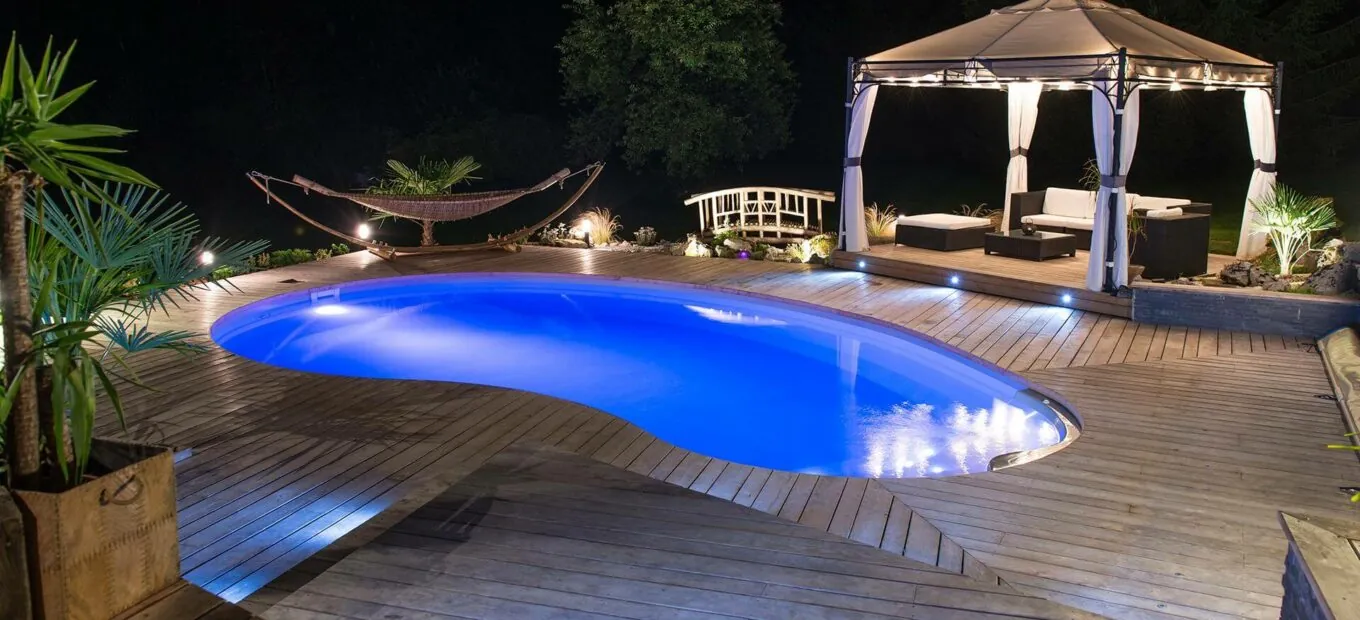 piscina a fagiolo Eva illuminata di notte