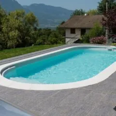 Piscina a forma libera con tettoia su terrazza