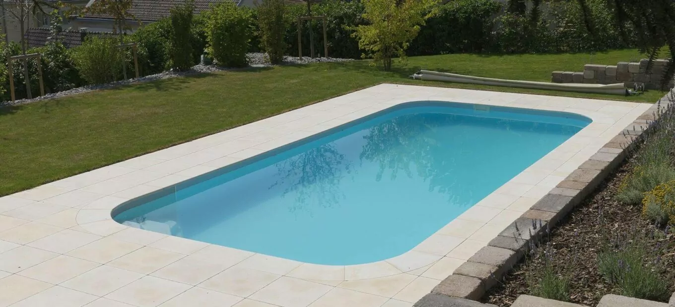 piscina familiar rectangular con escalera de ángulo