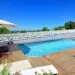 piscina rectangular de tamaño grande con escalera integrada
