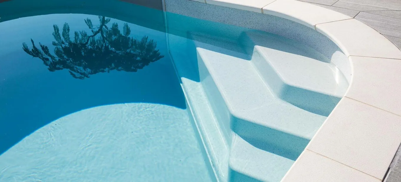 qué escalera comprar para una piscina rectangular