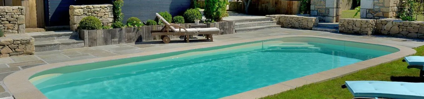 Rechteckiger Pool Sara in einem Garten