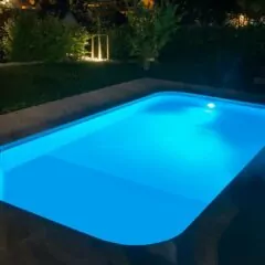 Rechteckiger Pool Sara mit Beleuchtung und eingehender Ecktreppe