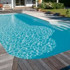 Rechthoekig zwembad met trap en houten terras