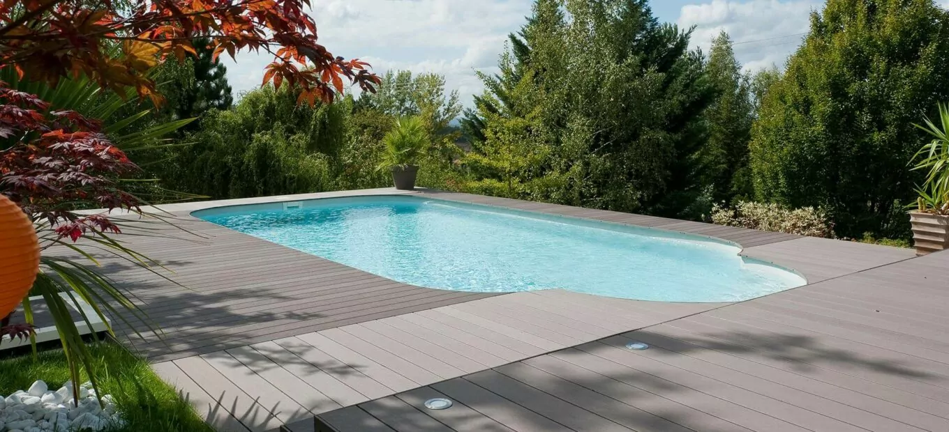 Rechthoekig zwembad met uitgaande trap en composiet houten terras