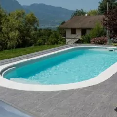 Vrijevorm zwembad met overkapping op terras
