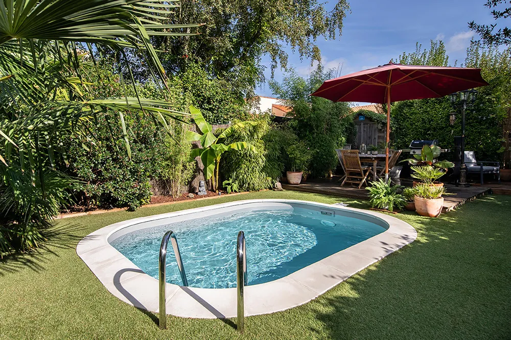 rechteckiger Mini-Pool für kleine Gärten