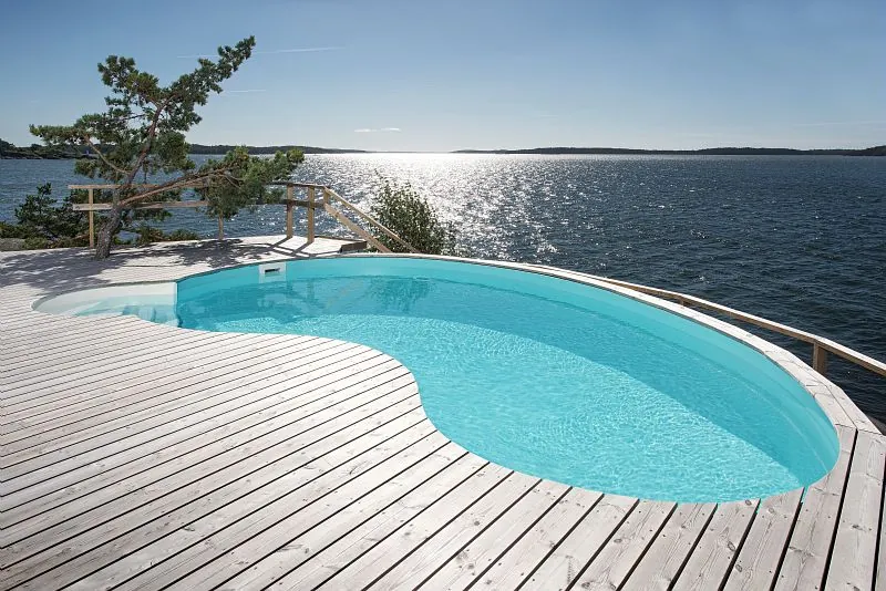 piscina a fagiolo semi-interrata