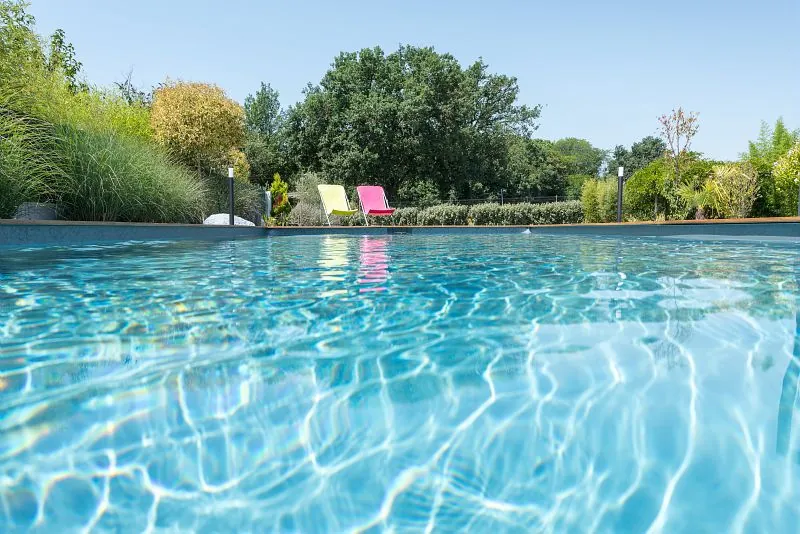 piscina rettangolare grigia