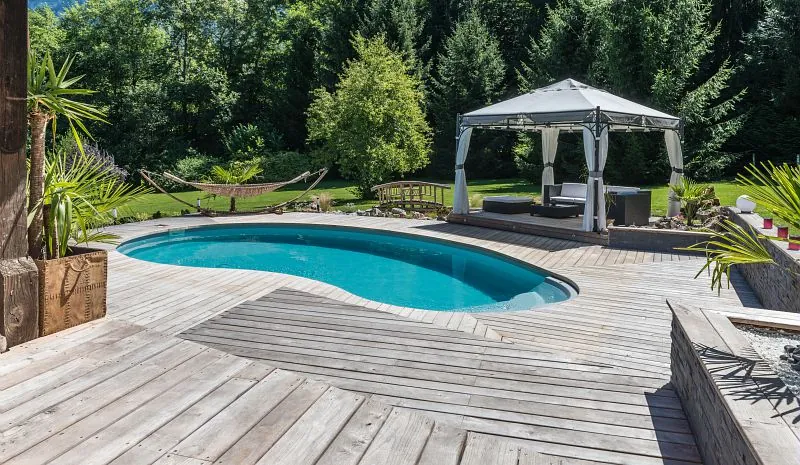 piscine haricot petit jardin
