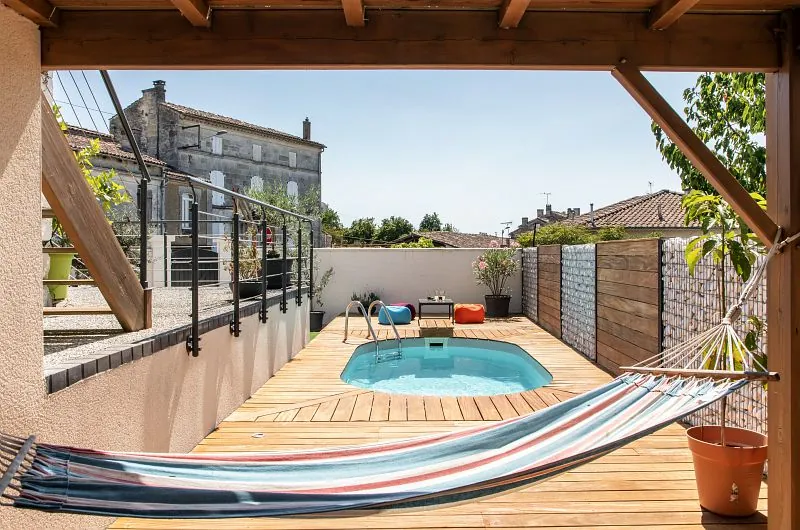 piccola piscina giardino di città