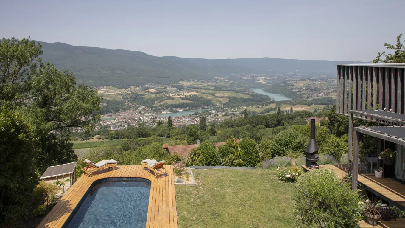 Quelle piscine pour un terrain en pente ?