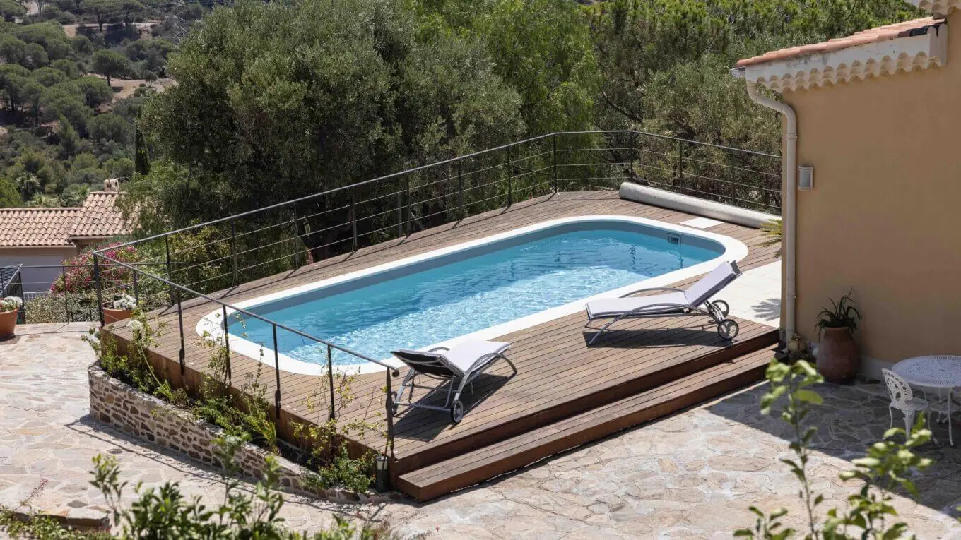 piscine rectangle bords arrondis terrasse bois